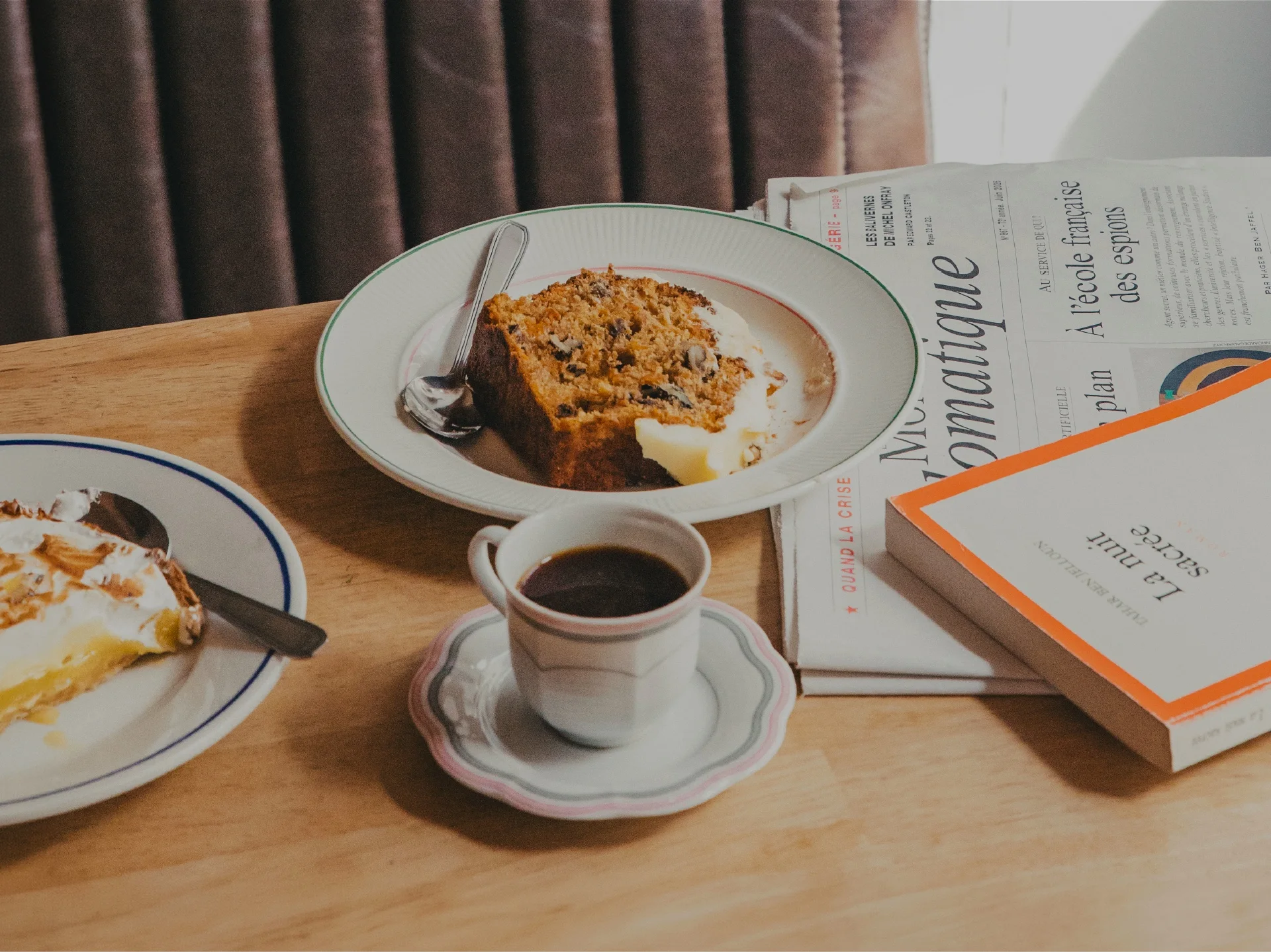 Gâteau maison et café servis sur une table du Café Malzieu