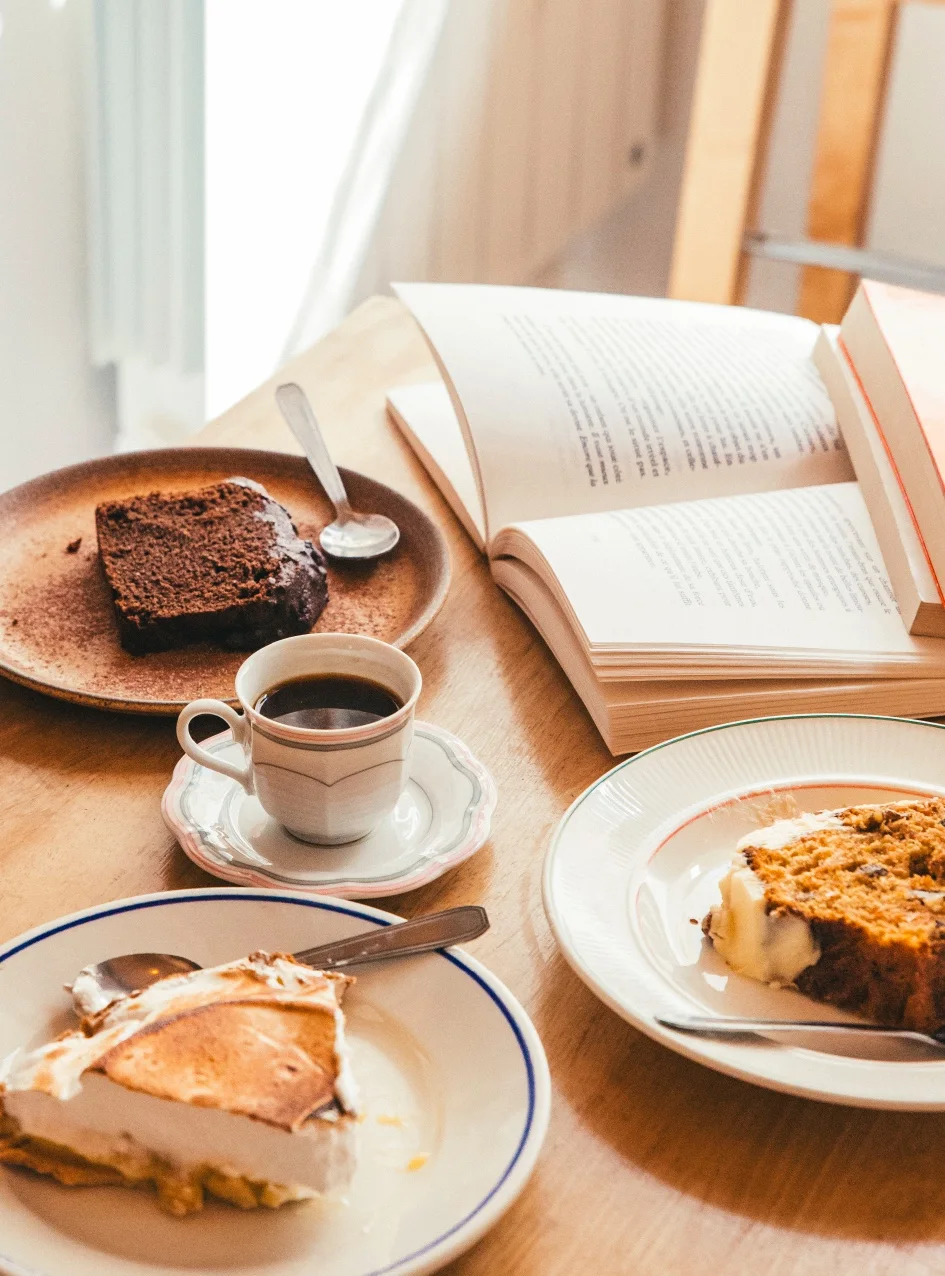 Café, cakes et desserts maison sur une table