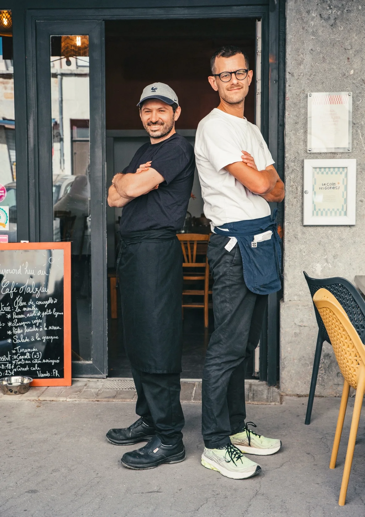 Léo et Cédric devant l’entrée du Café Malzieu